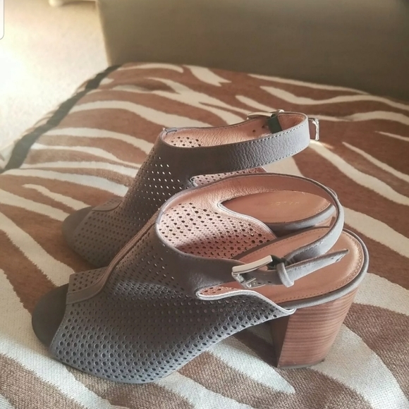 Halogen perf buckle open toe heels - Picture 2 of 7